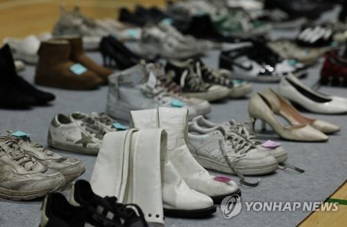 Lost shoes that were found at the site of the Itaewon crowd crush are arranged in an indoor gym in Seoul's Yongsan Ward on Nov. 1, 2022, waiting for owners to claim them. (Yonhap)