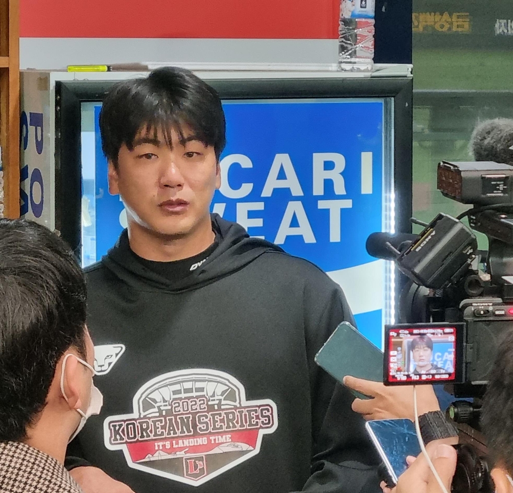 Landers' veteran pitcher proud of seeing heir apparent shine in Korean Series