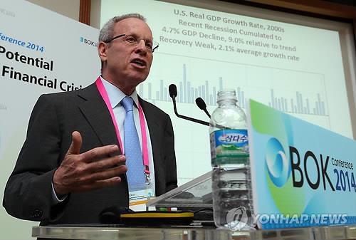 This file photo shows Robert Barro, an economics professor at Harvard University, speaking at a conference hosted by the Bank of Korea in Seoul, on June 2, 2014. (Yonhap)