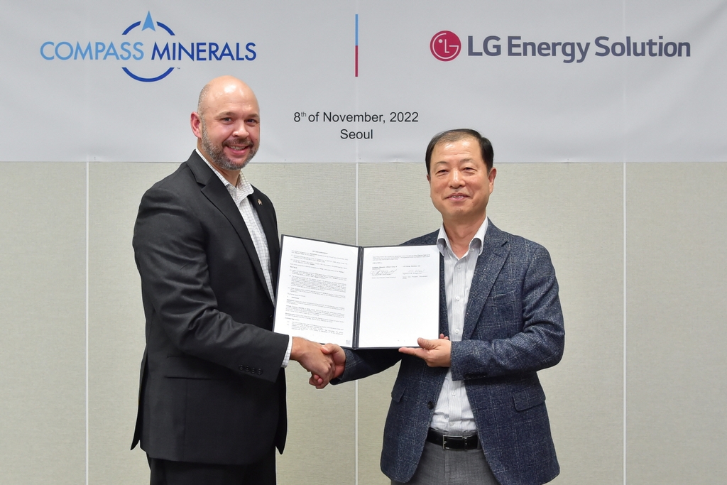 Kim Dong-soo (R), senior vice president and head of the procurement center at LG Energy Solution Ltd., poses for a photo with Chris Yandell, senior vice president and head of lithium at Compass Minerals, in this photo provided by LGES on Nov. 11, 2022. (PHOTO NOT FOR SALE) (Yonhap) 