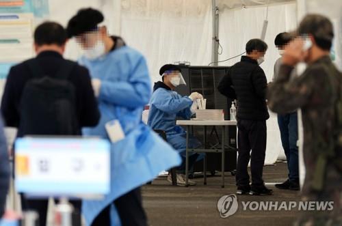 (LEAD) S. Korea's new COVID-19 cases rebound to 70,000s in two months