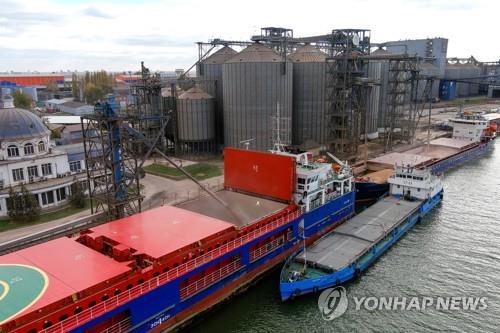 This file photo, released by Russia's TASS on Nov. 1, 2022, shows barges being loaded with grain at port facilities of the Aston agricultural holding company in the port of Rostov-on-Don. (PHOTO NOT FOR SALE) (Yonhap)