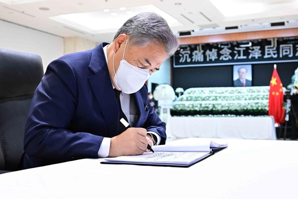 Foreign Minister Park Jin writes a message of condolence at the memorial altar for former Chinese leader Jiang Zemin at the Chinese Embassy in Seoul on Dec. 2, 2022, in this photo provided by the ministry. (PHOTO NOT FOR SALE) (Yonhap) 