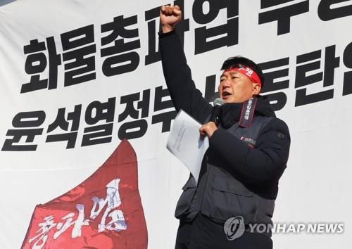 KCTU chief Yang Kyung-soo makes a speech during a rally held at an inland container depot in Uiwang on Dec. 6, 2022. (Yonhap)