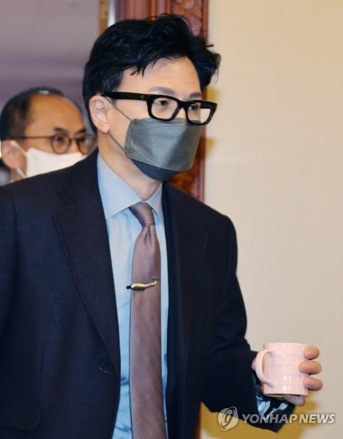 Justice Minister Han Dong-hoon attends a parliamentary meeting on Dec. 7, 2022. (Yonhap) 