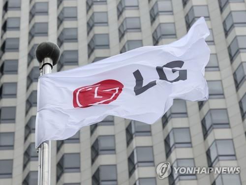 (LEAD) LG Electronics Q4 operating profit down 91.2 pct to 65.5 bln won