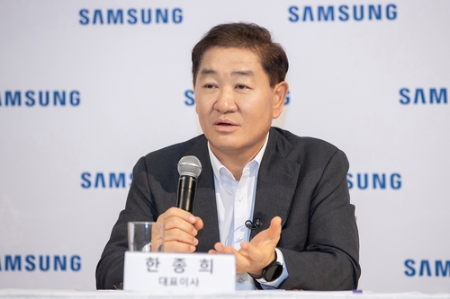 Han Jong-hee, vice chair and co-CEO at Samsung Electronics Co., talks at a press briefing on Jan. 6, 2023, the second day of CES 2023 in Las Vegas, in this photo provided by the company. (PHOTO NOT FOR SALE) (Yonhap)