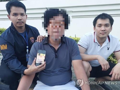 Kim Seong-tae (centro), expresidente del fabricante de ropa interior Ssangbangwool Group, está rodeado por policías tailandeses después de ser arrestado cerca de Bangkok el 10 de enero de 2023, en esta foto proporcionada por la agencia policial de Tailandia.  (FOTO NO A LA VENTA) (Yonhap)