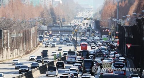 Una sección de la autopista Seúl-Busan en el sur de Seúl está congestionada de vehículos el 20 de enero de 2023, ya que muchos salen a la carretera para celebrar la festividad del Año Nuevo Lunar.  (Yonhap)