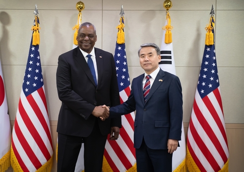 South Korean Defense Minister Lee Jong-sup (R) shakes hands with his U.S. counterpart, Lloyd Austin, before their talks at the defense ministry in Seoul on Jan. 31, 2023, in this photo released by Lee's office. (PHOTO NOT FOR SALE) (Yonhap)