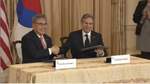 South Korean Foreign Minister Park Jin (L) and U.S. Secretary of State Antony Blinken are seen shaking hands after signing an agreement on bilateral cooperation in science and technology after talks at the state department in Washington on Feb. 3, 2023 in this captured image. (Yonhap)
