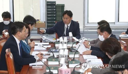 Members of the parliamentary subcommittee on environment and labor hold a meeting at the National Assembly in western Seoul on Feb. 15, 2023. (Pool photo) (Yonhap)