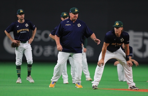This photo provided by Baseball Australia on Feb. 20, 2023, shows David Nilsson (C), manager of the Australian national baseball team. (PHOTO NOT FOR SALE) (Yonhap)