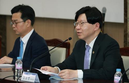 Kim So-young (R), vice head of the Financial Services Commission, speaks at a meeting of bank officials at the government complex in Seoul on March 15, 2023. (Yonhap) 