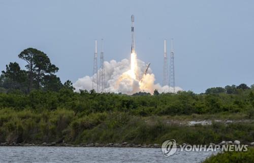 This UPI file photo shows a SpaceX Falcon 9 with 53 Starlink satellites launching from Cape Canaveral Space Station in Florida on April 21, 2022. (PHOTO NOT FOR SALE) (Yonhap)