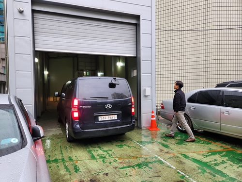 A vehicle arrives at the Suseo Police Station in Seoul on April 5, 2023, carrying a man suspected of being the mastermind behind last week's kidnapping and murder of a woman. (Yonhap)