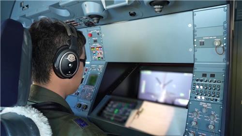 Un miembro de la tripulación de la Fuerza Aérea lleva a cabo una misión de reabastecimiento de combustible en vuelo a bordo de un avión de transporte cisterna KC-330 el 13 de abril de 2023, en esta foto publicada por la Fuerza Aérea de Corea del Sur.  (FOTO NO A LA VENTA) (Yonhap)