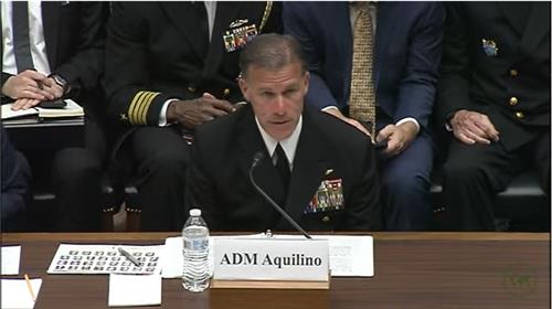 En esta imagen capturada, se ve al almirante John Aquilino, comandante del Comando del Indo-Pacífico de EE. UU., pronunciando un discurso de apertura en una audiencia del comité de servicios armados de la Cámara de Representantes en Washington el 18 de abril de 2023.  (Yonhap)