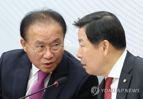 El líder de piso del Gobernante Partido del Poder Popular, Yoon Jae-ok (L), habla con el Secretario General del partido, Lee Chul-gyu, en una reunión del partido celebrada en la Asamblea Nacional el 21 de abril de 2023.