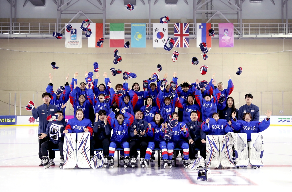 This photo provided by the Korea Ice Hockey Association on April 20, 2023, shows the South Korean women's national team participating in the International Ice Hockey Federation Women's World Championship Division I Group B at Suwon Ice Rink in Suwon, 35 kilometers south of Seoul. (PHOTO NOT FOR SALE) (Yonhap)