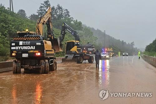 El trabajo de restauración está en marcha en una carretera en Gangjin, provincia de Jeolla del Sur, el 5 de mayo de 2023, cuando un deslizamiento de tierra causado por fuertes lluvias azotó el área, en esta foto proporcionada por la autoridad de extinción de incendios de la provincia.  (FOTO NO A LA VENTA) (Yonhap)