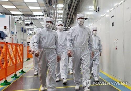 This file photo shows Samsung Electronics Co. Chairman Lee Jae-yong (R) visiting the company's chip factory in the Chinese city of Xian on May 18, 2020, in this photo provided by the tech giant. (PHOTO NOT FOR SALE) (Yonhap)