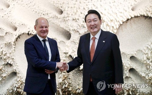 Esta foto de archivo tomada el 21 de septiembre de 2022 muestra al presidente Yoon Suk Yeol (derecha) estrechando la mano del canciller alemán Olaf Scholz durante su cumbre en Nueva York.  (Yonhap)