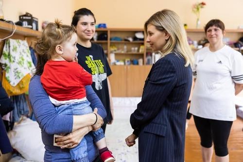 This undated file photo, provided by Ukraine's presidential office, shows Ukraine's first lady Olena Zelenska (2nd from R) visiting a local facility for children. (PHOTO NOT FOR SALE) (Yonhap)