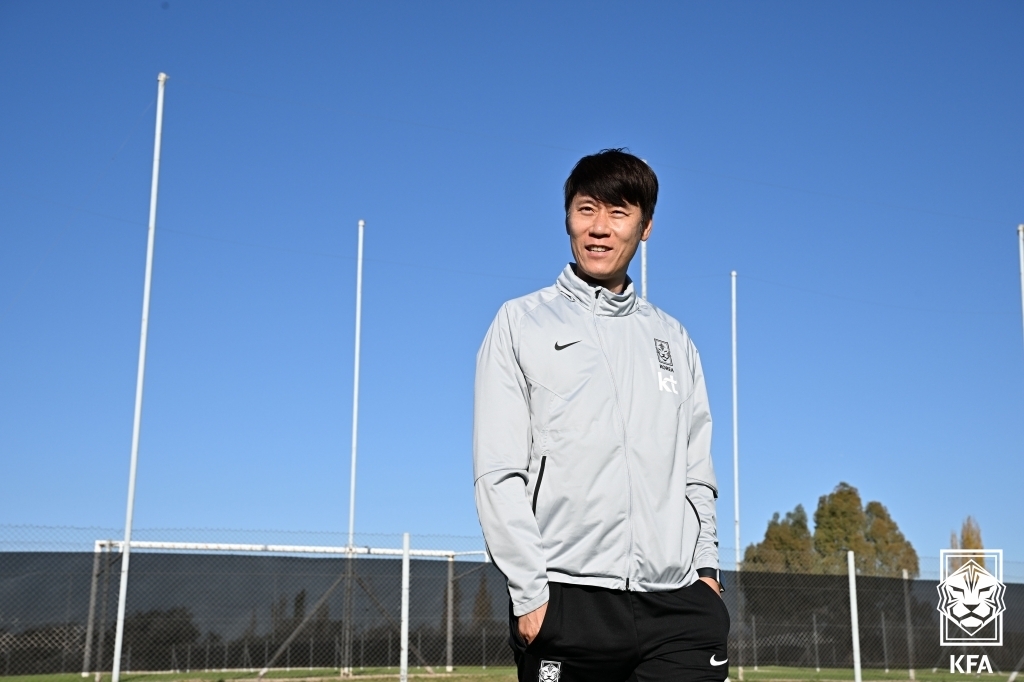 Kim Eun-jung, head coach of the South Korean men's under-20 national football team, watches a training session at Club Deportivo Cruz Training Center in Mendoza, Argentina, in preparation for the FIFA U-20 World Cup on May 19, 2023, in this photo provided by the Korea Football Association. (PHOTO NOT FOR SALE) (Yonhap)