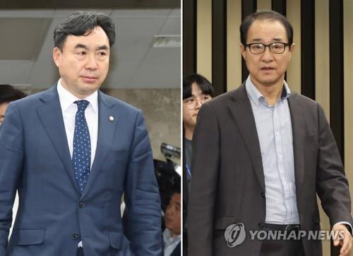 Reps. Youn Kwan-suk (L) and Lee Sung-man attend a plenary meeting of the Democratic Party on May 3, 2023. (Yonhap)