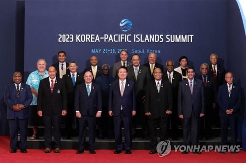 South Korean President Yoon Suk Yeol (C) and leaders and senior officials of Pacific island nations pose for a group photo during the Korea-Pacific Islands Summit at the former presidential office, Cheong Wa Dae, in Seoul on May 29, 2023, in this photo released by the presidential office. (PHOTO NOT FOR SALE) (Yonhap)