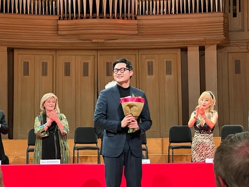 South Korean baritone Kim Tae-han (C) wins the Queen Elisabeth Competition for voice during an awards ceremony in Brussels, Belgium, on June 4, 2023, in this captured video image. (PHOTO NOT FOR SALE) (Yonhap)