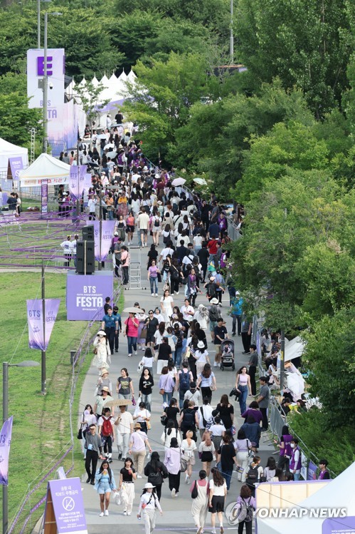 Hayranlar, 17 Haziran 2023'te BTS 10. Yıldönümü Festasına katılmak için Seul'ün Yeouido semtindeki Han River Park'a geliyor. (Yonhap)