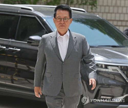 El exjefe del Servicio Nacional de Inteligencia, Park Jie-won, llega al Tribunal del Distrito Central de Seúl, en esta foto de archivo tomada el 19 de mayo de 2023, para asistir a una audiencia sobre la muerte de un funcionario de pesca de Corea del Sur, quien fue asesinado a tiros por soldados norcoreanos. mientras navegaba a la deriva en las aguas territoriales del Norte en el Mar del Oeste en septiembre de 2020. (Yonhap)