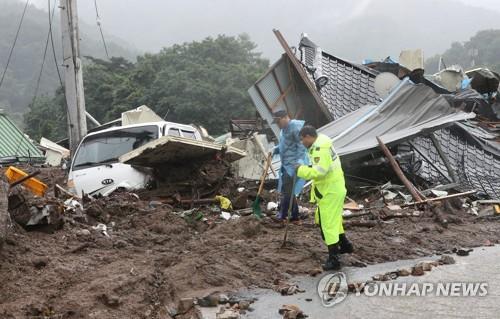 Se está llevando a cabo una operación de rescate en el condado de Yecheon, provincia de Gyeongsang del Norte, el 15 de julio de 2023, después de que un deslizamiento de tierra sepultara cinco casas. 