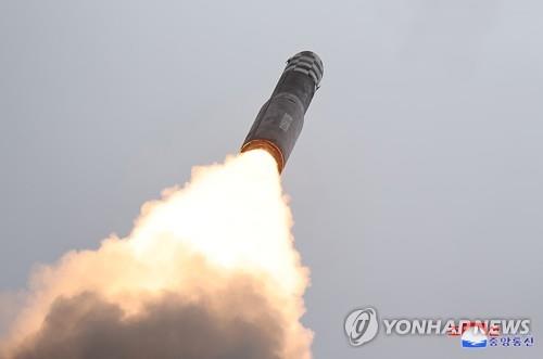 Corea del Norte dispara un misil balístico intercontinental (ICBM) de combustible sólido Hwasong-18 el 12 de julio de 2023, en esta foto publicada por la Agencia Central de Noticias de Corea del Norte.  (Para uso exclusivo en la República de Corea. Sin redistribución) (Yonhap)
