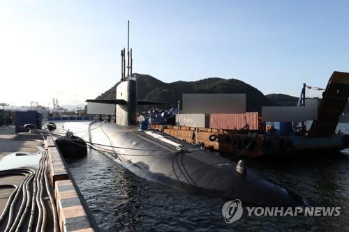 (AMPLIACIÓN) Submarino de propulsión nuclear estadounidense ingresa al puerto de Jeju con fines de reabastecimiento: Armada 2 El USS Kentucky, un submarino de misiles balísticos nucleares de clase Ohio de 18.750 toneladas, atraca en una base naval en Busan, 320 kilómetros al sureste de Seúl, el 19 de julio de 2023, en esta foto proporcionada por el Diario de Defensa de Corea. (FOTO NO A LA VENTA) (Yonhap)