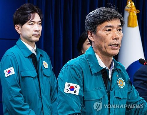 Park Ku-yeon (front), the first deputy chief of the Office for Government Policy Coordination, speaks during a daily briefing on the Fukushima issue in Seoul on Aug. 24, 2023. (Yonhap)