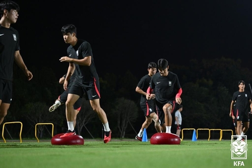 Members of the South Korean men's Asian Games football team train at Zhejiang Jinhua No. 1 Middle School in Jinhua, China, on Sept. 17, 2023, in this photo provided by the Korea Football Association. (PHOTO NOT FOR SALE) (Yonhap)