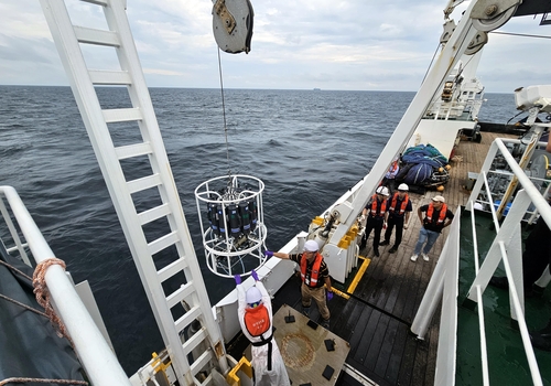 Officials work to collect samples of seawater in waters near the southern port city of Busan on Sept. 18, 2023, to measure the radiation levels of the water amid public concern about Japan's release of radioactive water from the Fukushima power plant into the ocean. (Yonhap)