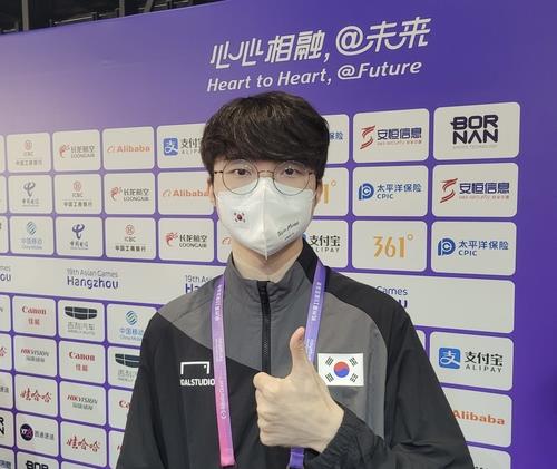  Sidelined LOL star Faker Lee Sang-hyeok proud of his teammates for beating China in semis