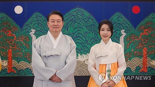 Yoon meets police officers, firefighters on Chuseok holiday