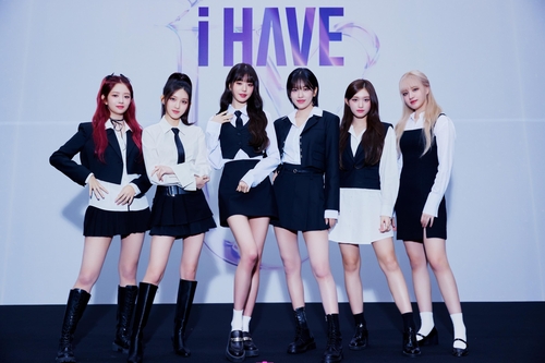 K-pop girl group Ive poses for photos during a press conference at Jamsil Arena in southern Seoul on Oct. 8, 2023, in this photo provided by Starship Entertainment. (PHOTO NOT FOR SALE) (Yonhap)