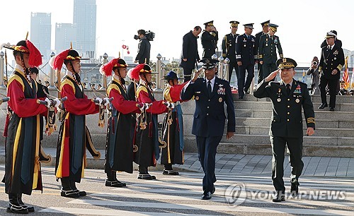 El presidente del Estado Mayor Conjunto (JCS) de Corea del Sur, el general Kim Seung-kyum (R), y su homólogo estadounidense, el general Charles Q. Brown, asisten a una ceremonia de bienvenida para Brown en la sede del JCS de Corea del Sur en el centro de Seúl, el 2 de noviembre de 2019. 12 de diciembre de 2023. (Foto de la piscina) (Yonhap)