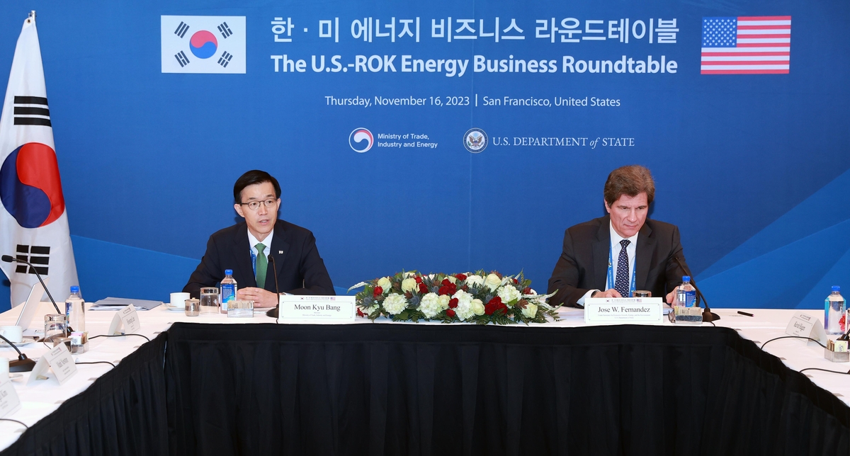 Industry Minister Bang Moon-kyu (L) and Jose Fernandez, U.S. under secretary of state for economic growth, energy and the environment, host an energy business roundtable in San Francisco, the United States, on Nov. 16, 2023, in this photo released by the Ministry of Trade, Industry and Energy. (PHOTO NOT FOR SALE) (Yonhap)