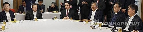 Esta imagen muestra a funcionarios presidenciales durante su reunión con el gobernante Partido del Poder Popular y el gobierno el 3 de diciembre de 2023, en la residencia del primer ministro.  (Yonhap)