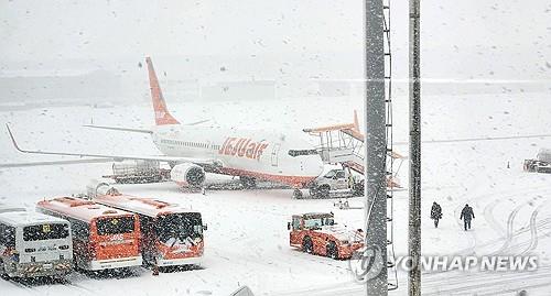Las operaciones de la pista se detuvieron en el Aeropuerto Internacional de Jeju, en la isla turística del sur, debido a las fuertes nevadas el 22 de diciembre de 2023. (Yonhap)