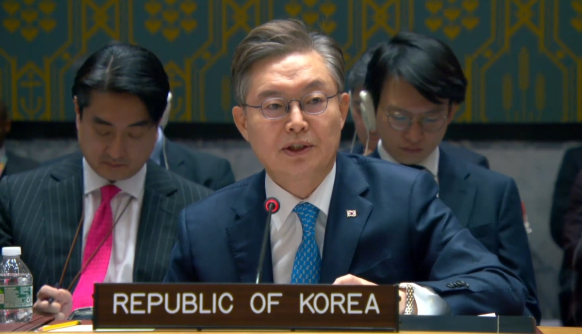 El embajador de Corea del Sur ante la ONU, Hwang Joon-kook, habla durante una reunión del Consejo de Seguridad de la ONU en la sede de la ONU en Nueva York el 22 de enero de 2024 en esta fotografía capturada de una transmisión en vivo de la reunión desde la Web TV de la ONU.  (FOTO NO EN VENTA) (Yonhap)