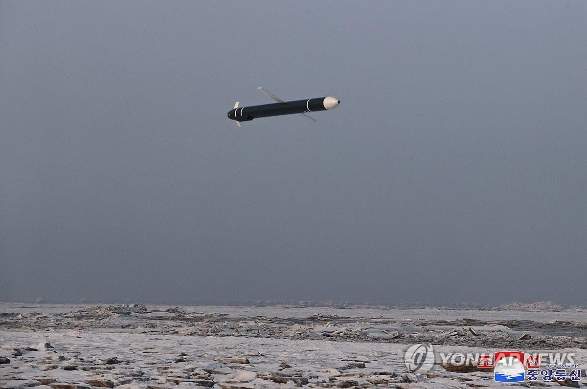 Esta fotografía, publicada por la Agencia Central de Noticias de Corea (KCNA) oficial del Norte el 31 de enero de 2024, muestra a Corea del Norte realizando un simulacro para lanzar el misil de crucero estratégico Hwasal-2 frente a su costa occidental el día anterior.  (Para uso únicamente en la República de Corea. Sin redistribución) (Yonhap)