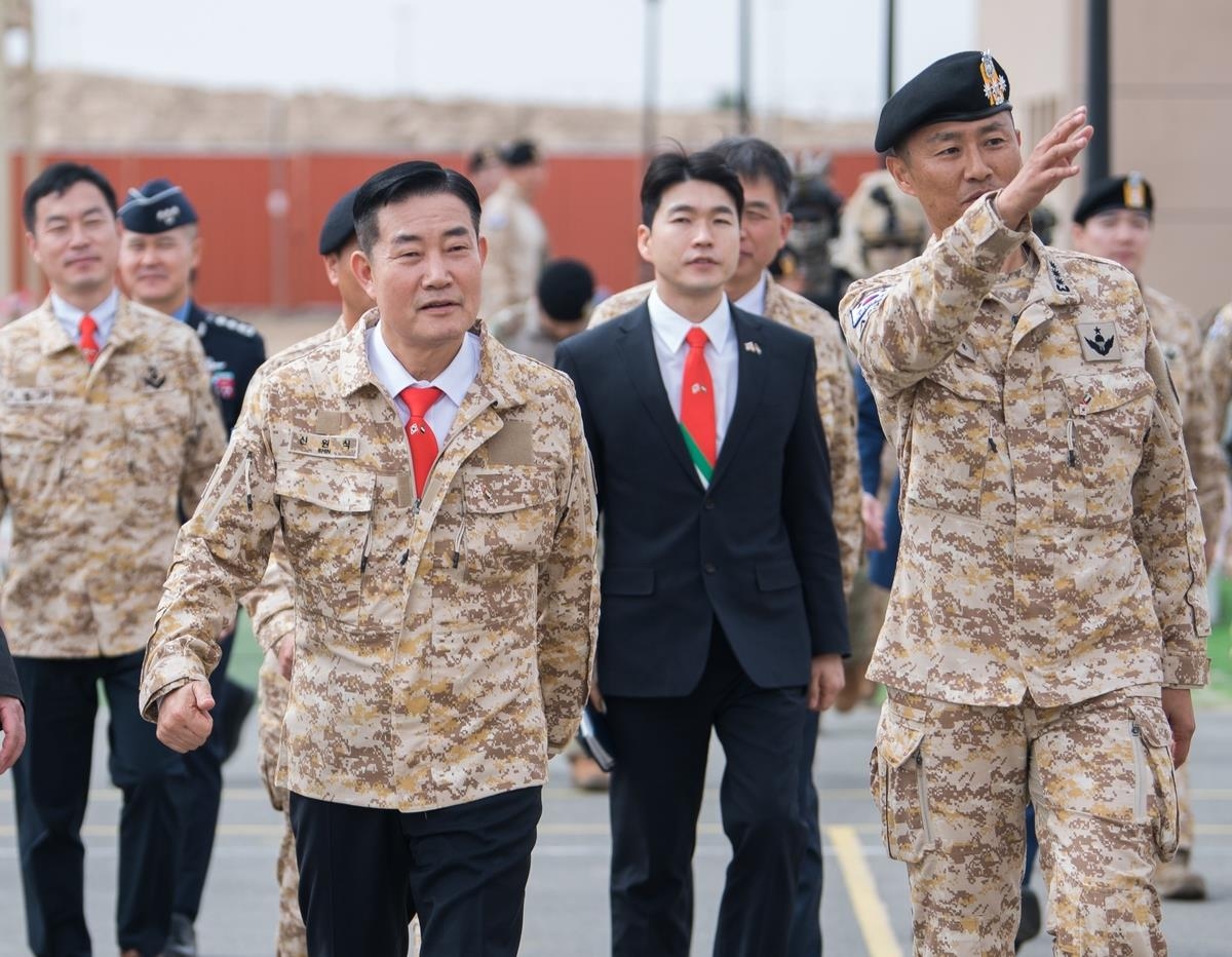 El ministro de Defensa, Shin Won-sik (izq.), visita la unidad Akh durante su viaje a los Emiratos Árabes Unidos el 3 de febrero de 2024, en esta fotografía publicada por el Ministerio de Defensa Nacional.  (FOTO NO EN VENTA) (Yonhap)